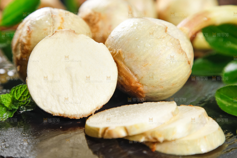 黑石垫上放着切开的白茨菇