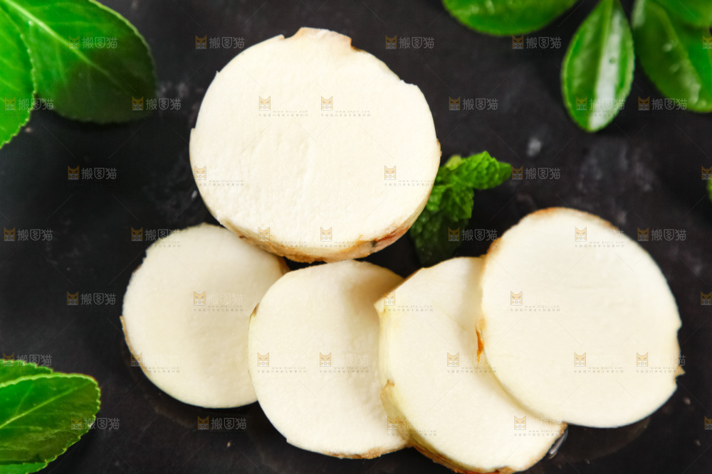 黑石板上放着切片的云南茨菇