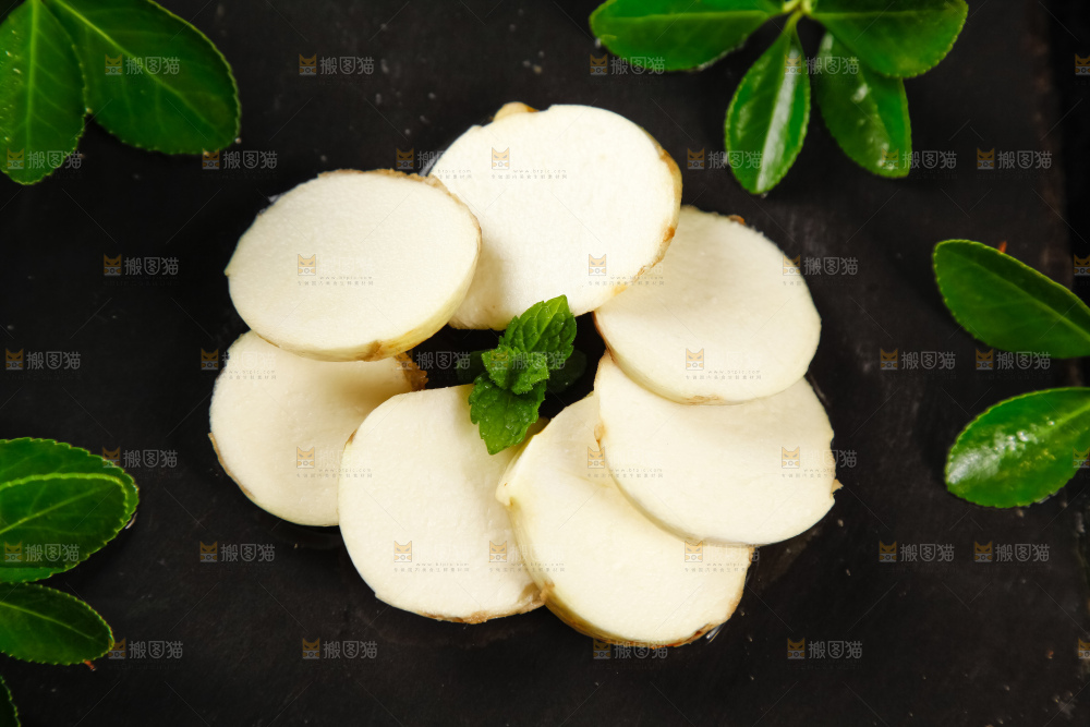 黑石板上放着切片的云南茨菇