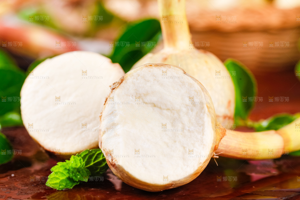 木垫上放着切开的白茨菇