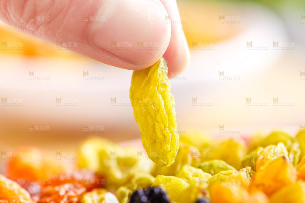 手里拿着绿葡萄干