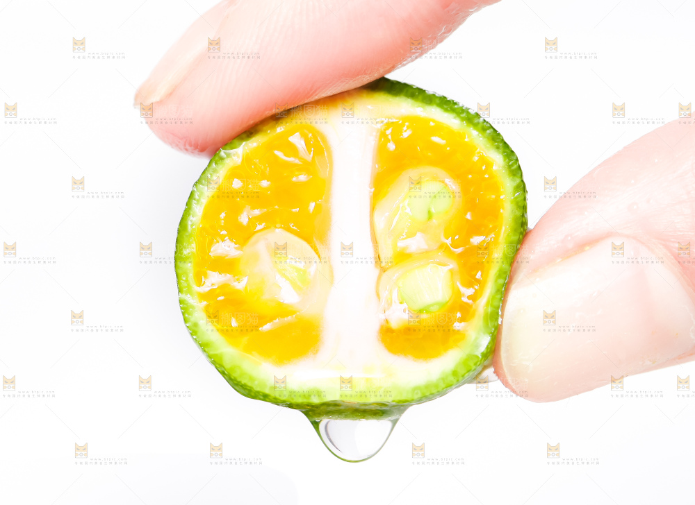 手里拿着海南小金桔
