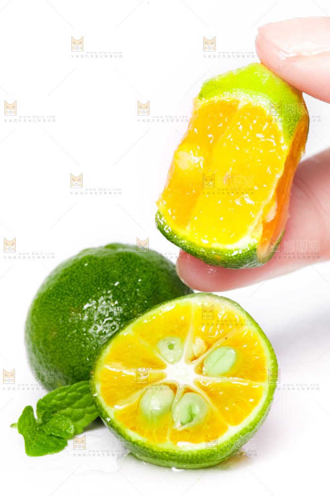 手里拿着海南小金桔