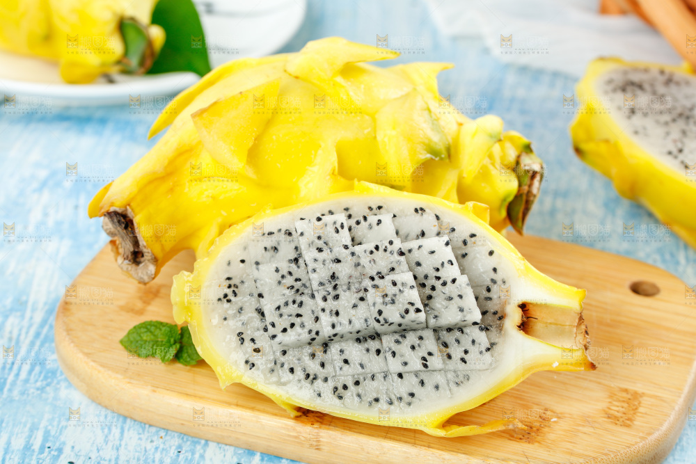 浅底上的黄皮火龙果