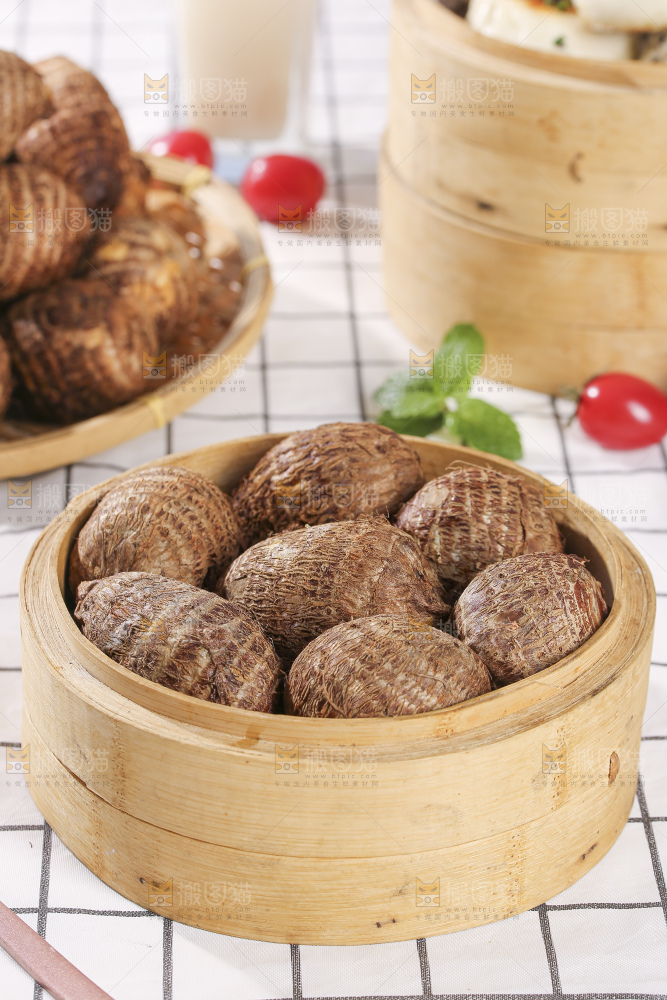 浅底上的新鲜小芋头