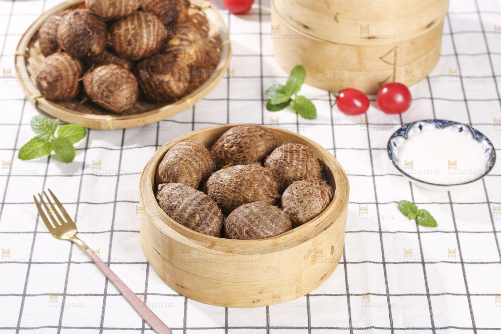 浅底上的新鲜小芋头