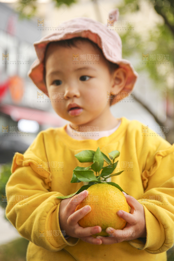 手里拿着丑八怪