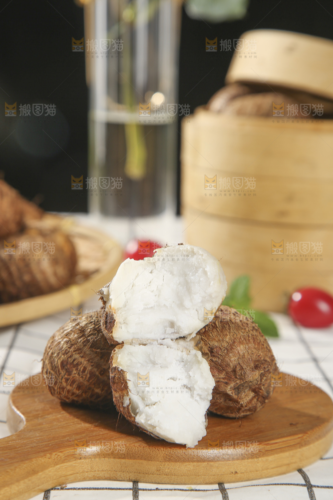 浅底上的新鲜小芋头