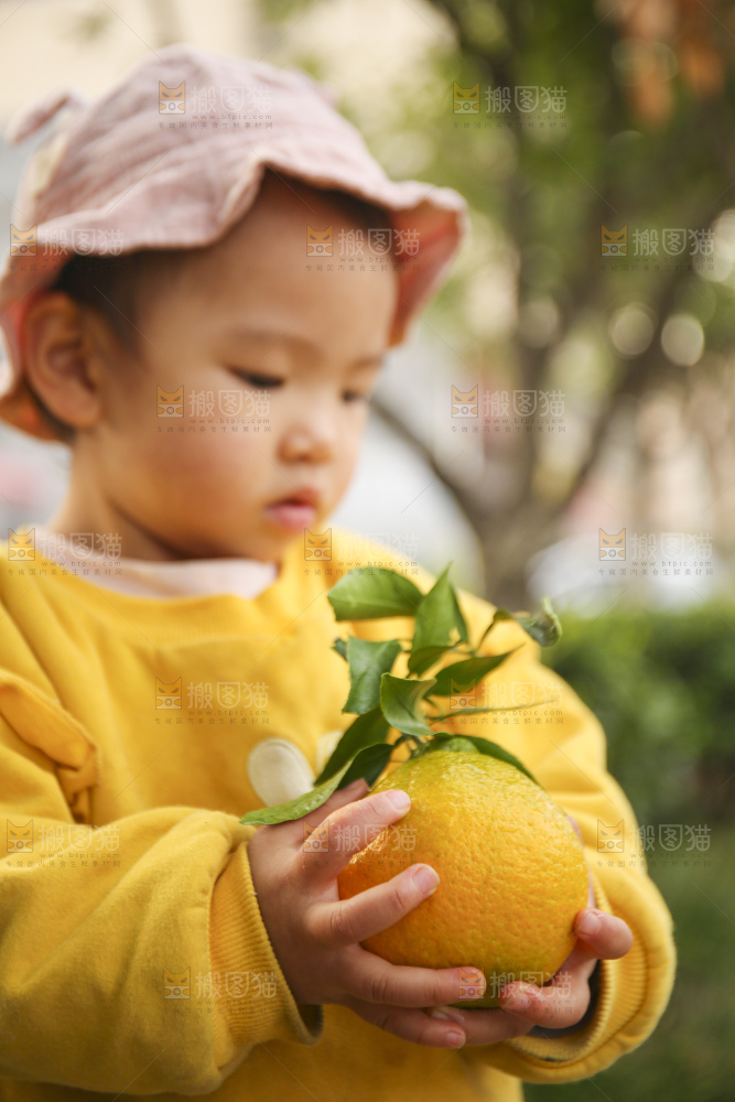 手里拿着丑八怪