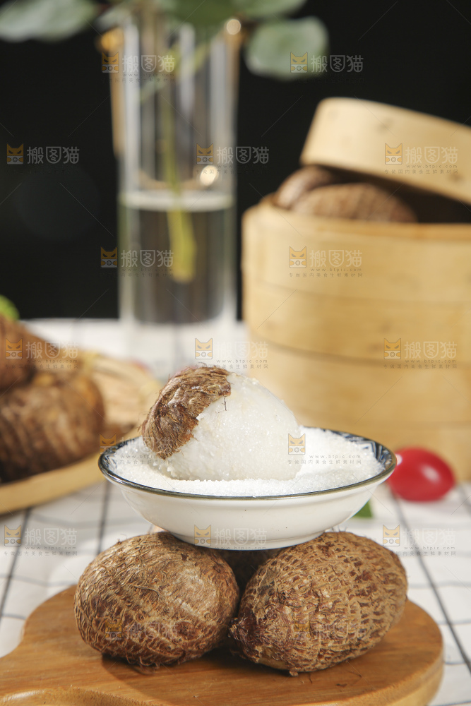 浅底上的新鲜小芋头