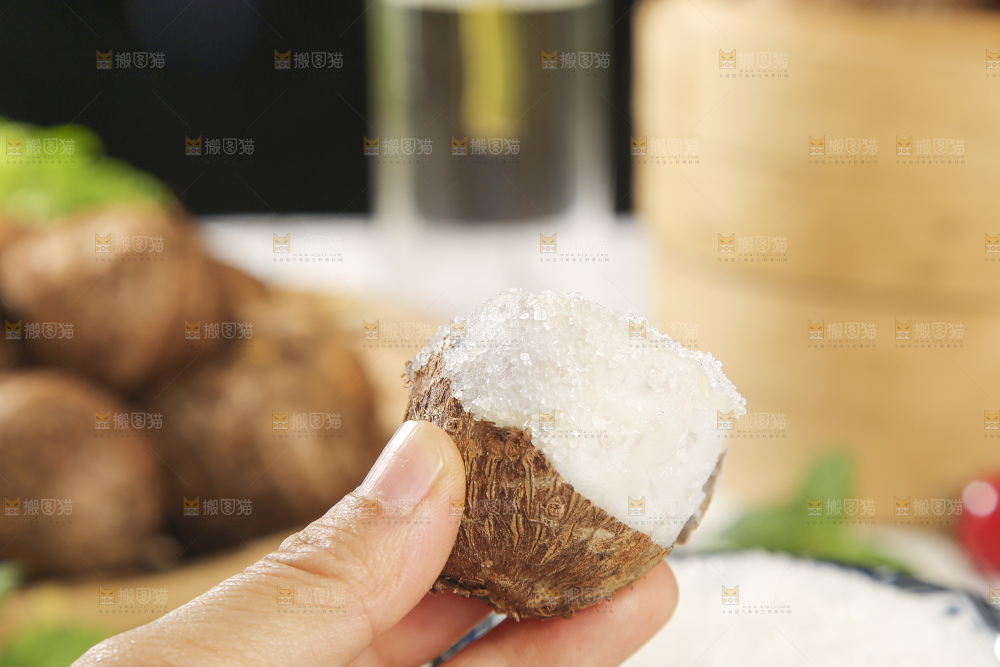 浅底上的新鲜小芋头