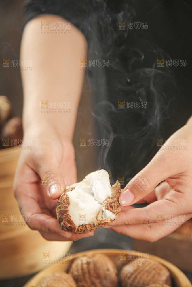 手里拿着新鲜小芋头