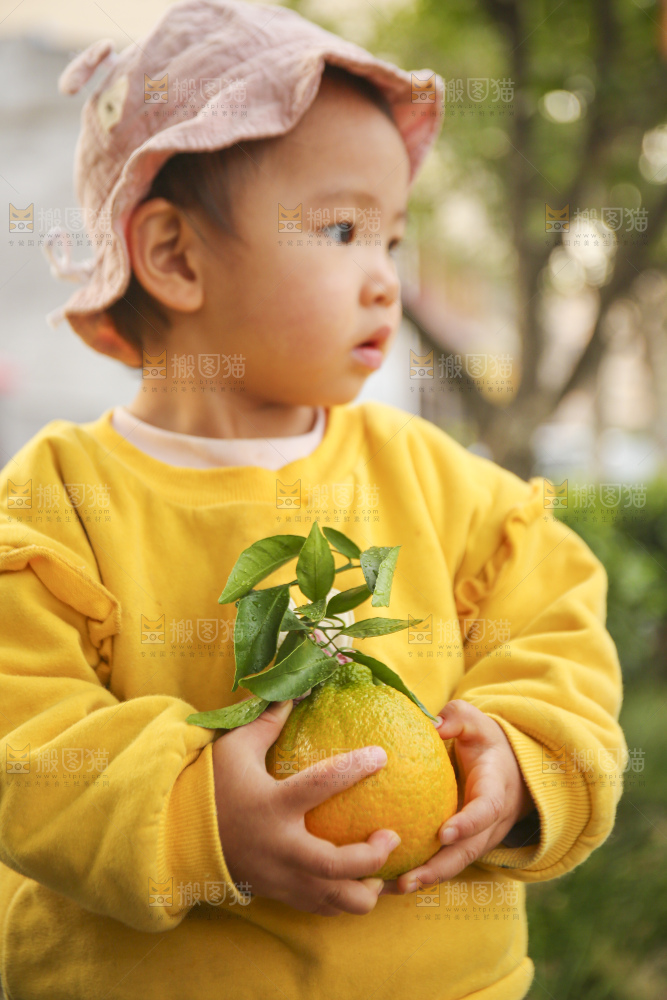 手里拿着丑八怪