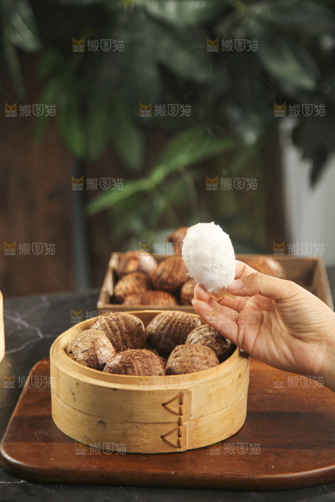 手里拿着新鲜小芋头