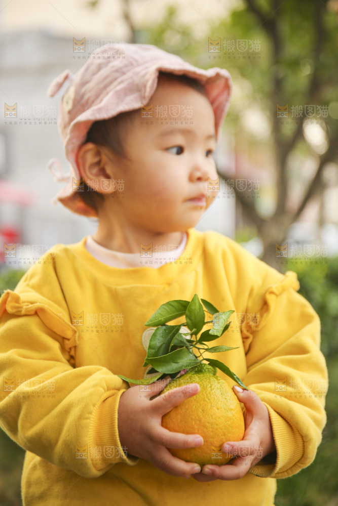 手里拿着丑八怪