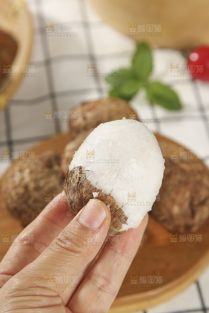 浅底上的新鲜小芋头