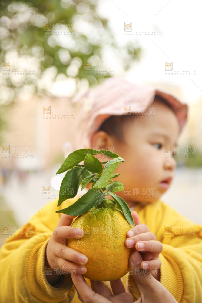 手里拿着丑八怪