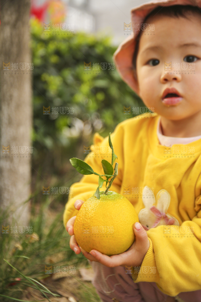 手里拿着丑八怪