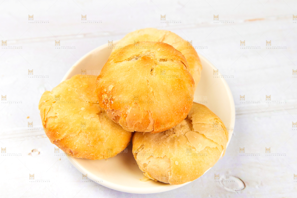 白底上摆放着苏式月饼