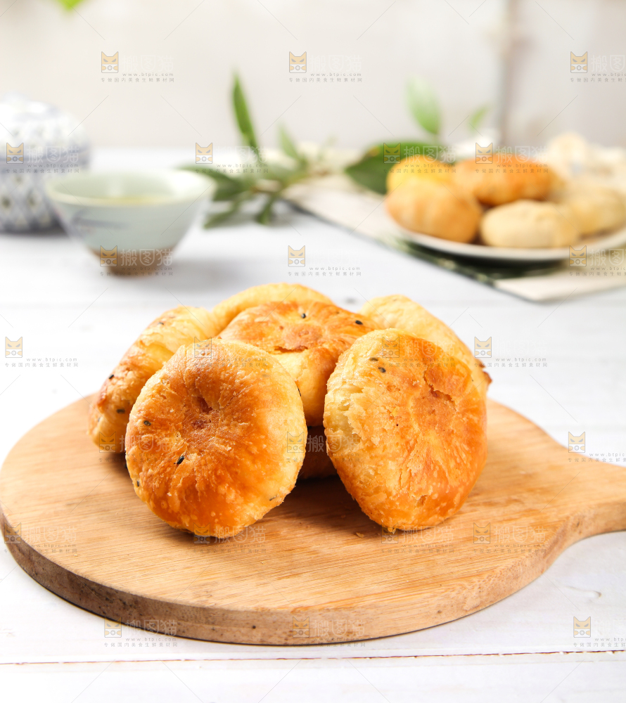 白底上摆放着苏式月饼
