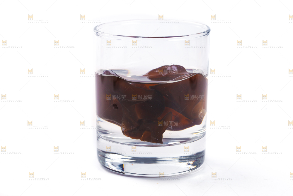 水杯里放着泡发的黑木耳