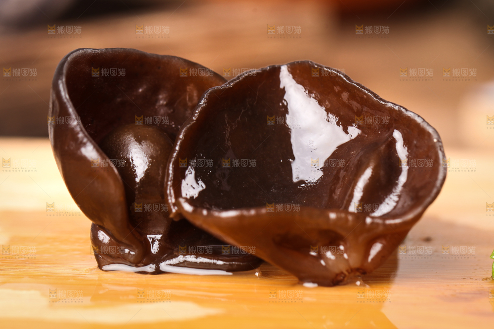 木底上摆放着小木耳