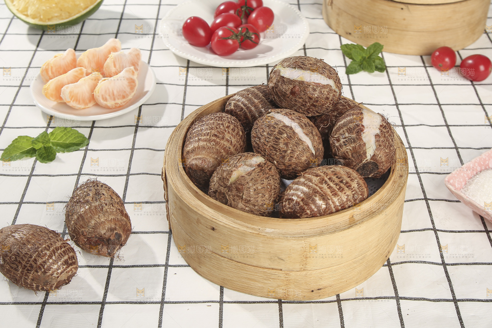 浅底上的新鲜小芋头