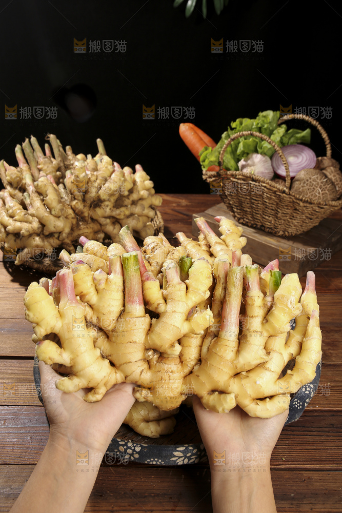 木底上的新鲜小黄姜