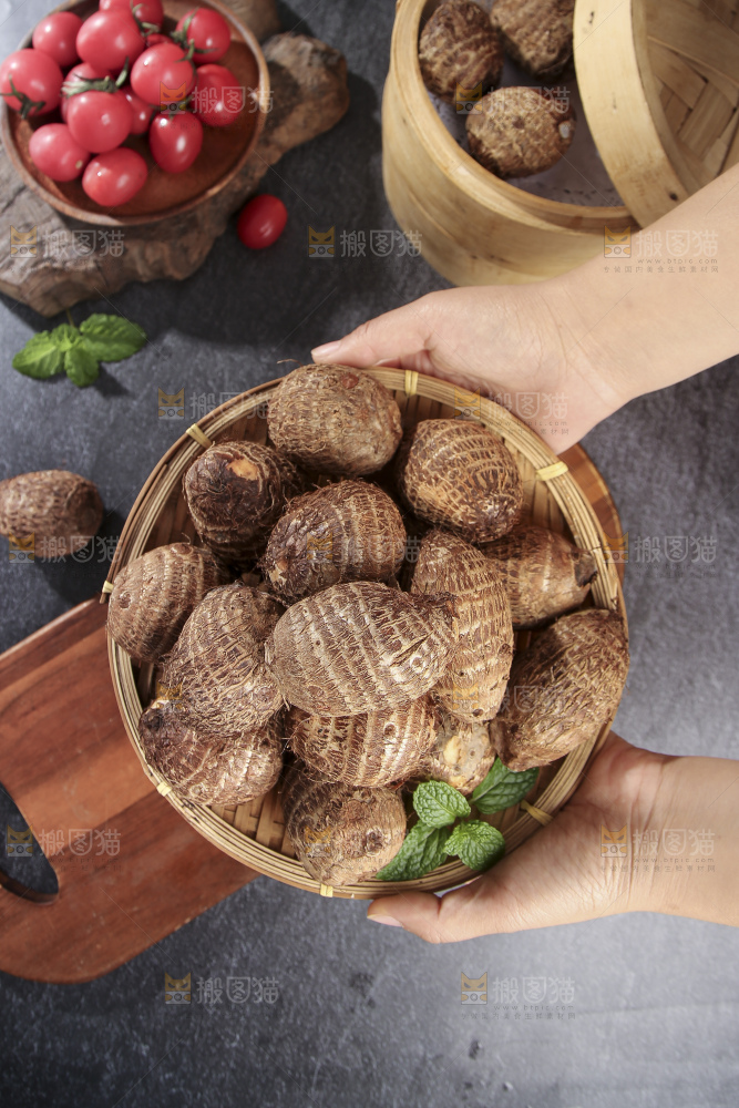 深底上的新鲜小芋头