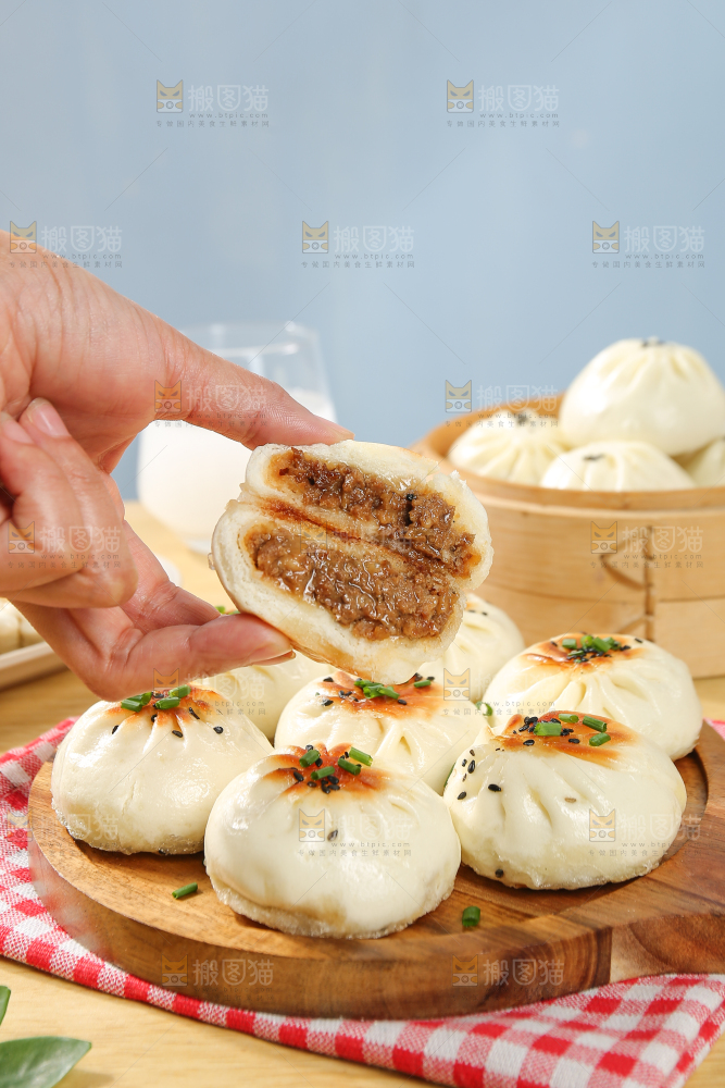 浅底上的牛肉包子