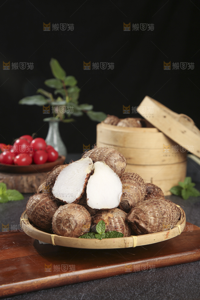 深底上的新鲜小芋头