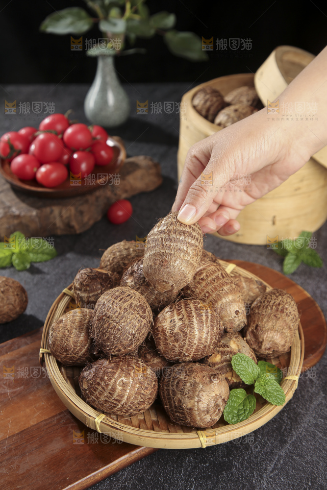 深底上的新鲜小芋头