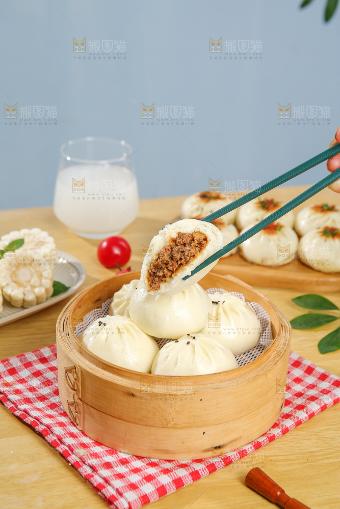 浅底上的牛肉包子