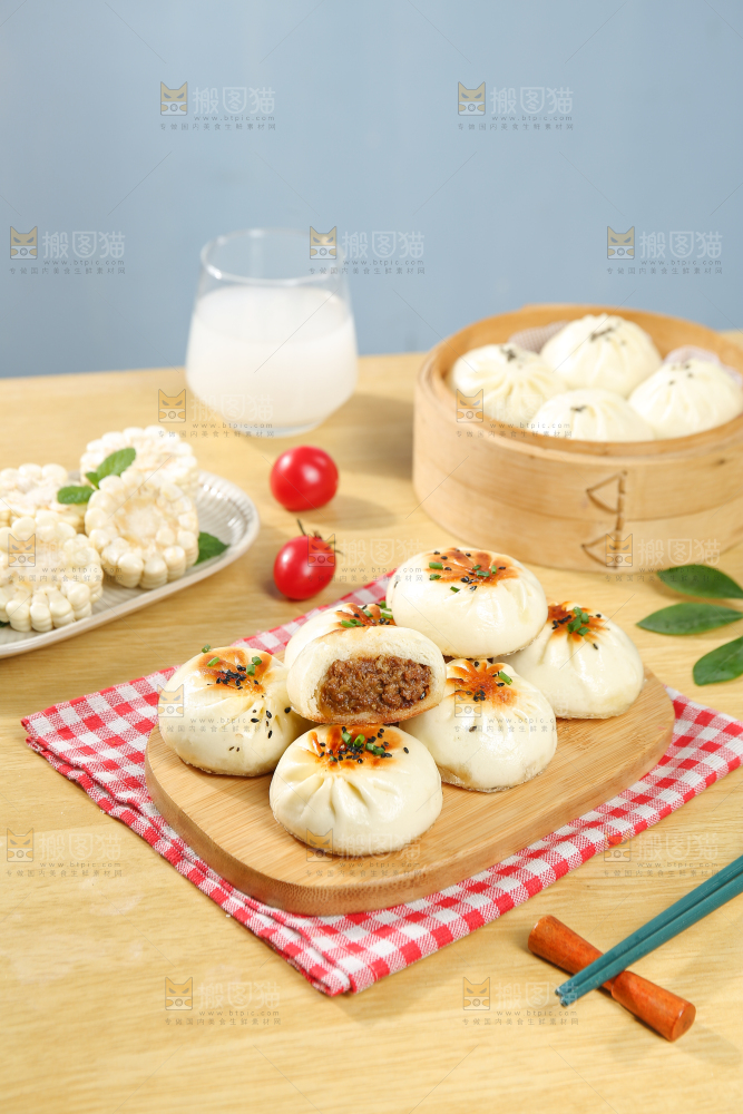 浅底上的牛肉包子