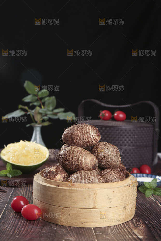 深底上的新鲜小芋头