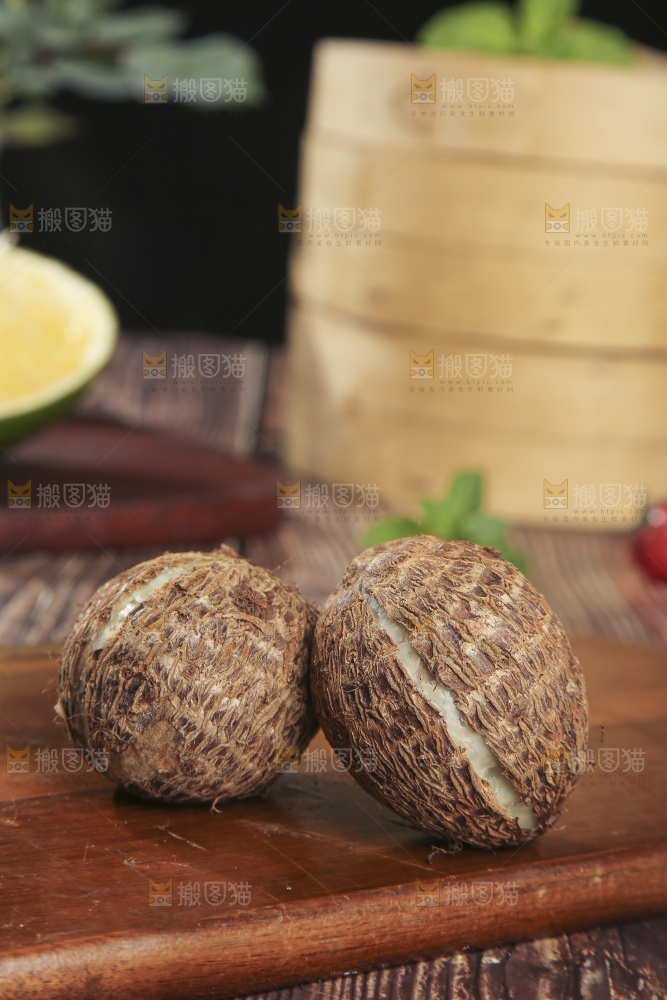 深底上的新鲜小芋头