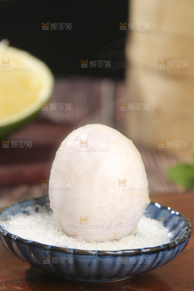 深底上的新鲜小芋头