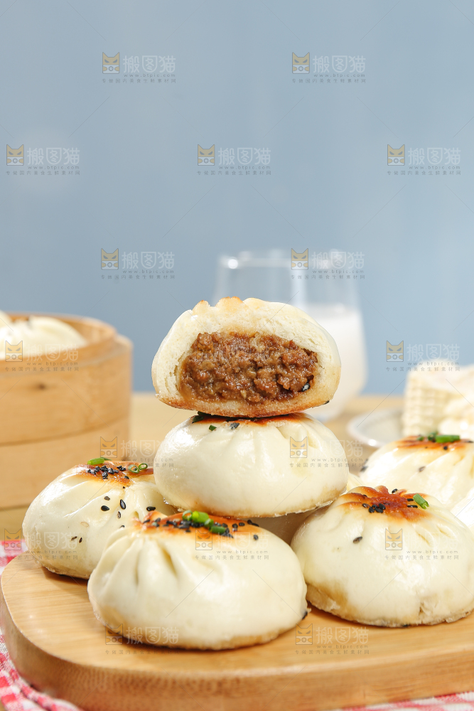 浅底上的牛肉包子