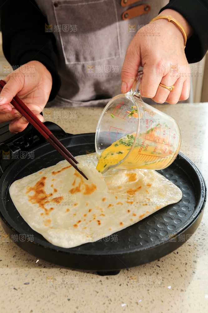 锅里的鸡蛋灌饼