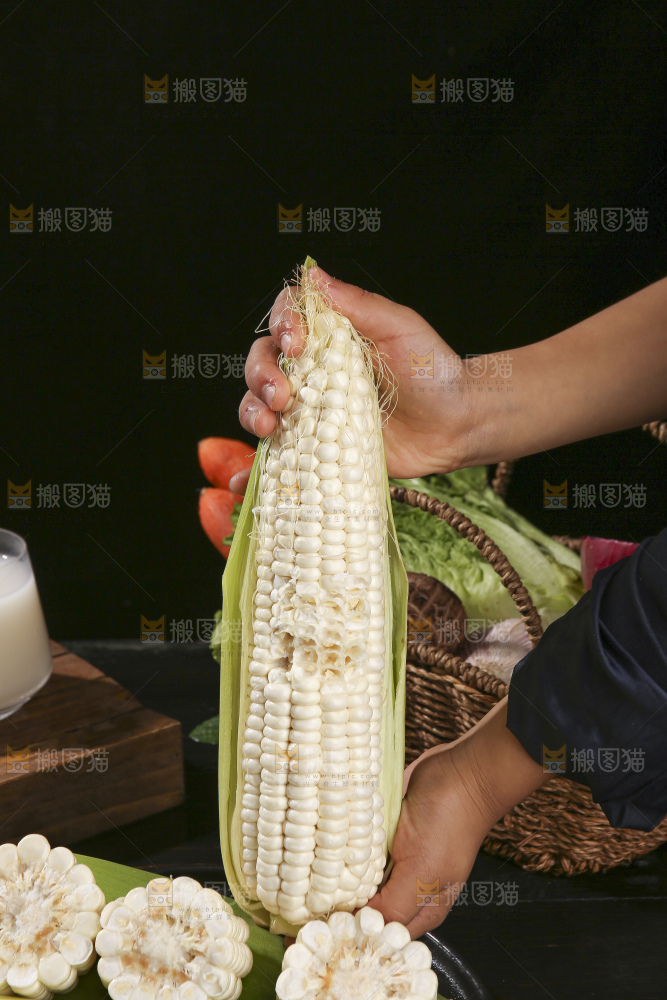 深底上的牛奶玉米