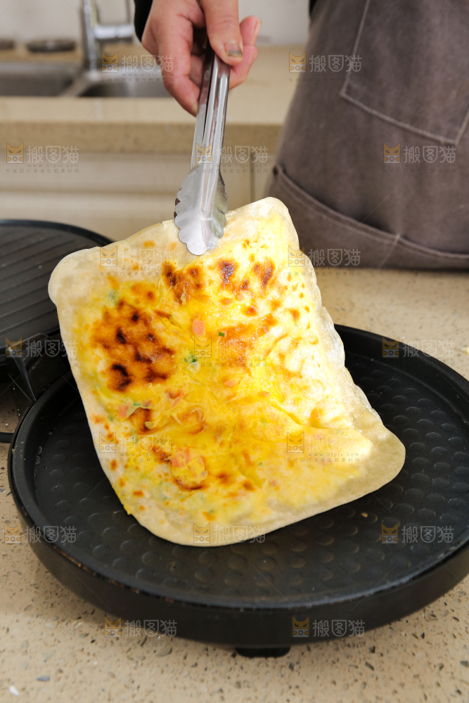 锅里的鸡蛋灌饼