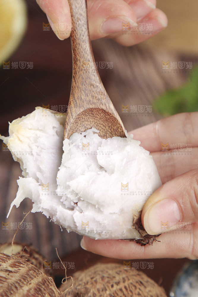 深底上的新鲜小芋头