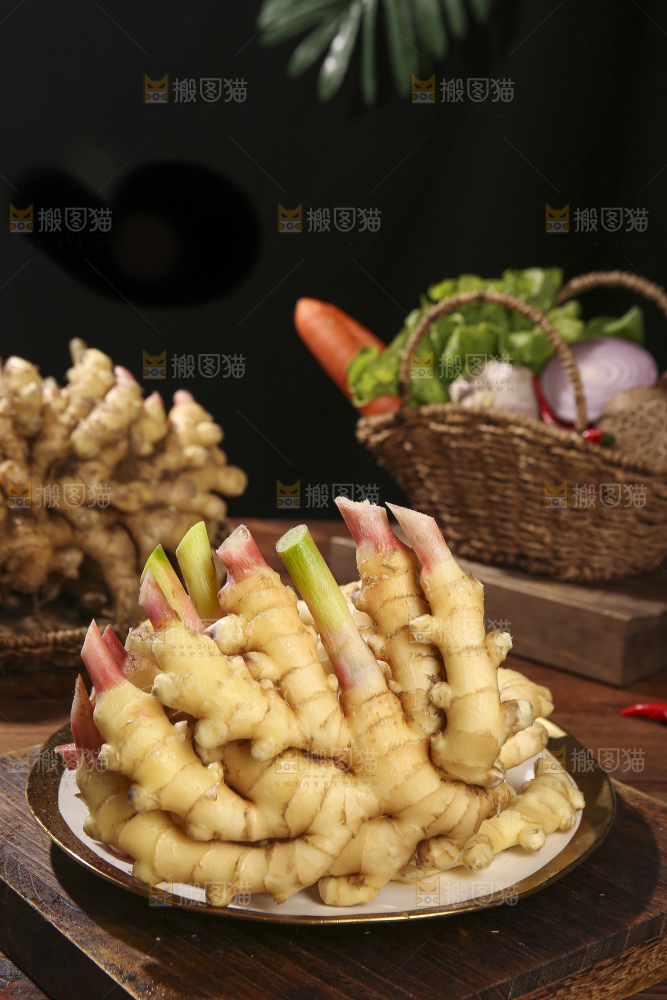 木底上的新鲜小黄姜