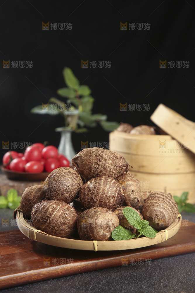 深底上的新鲜小芋头
