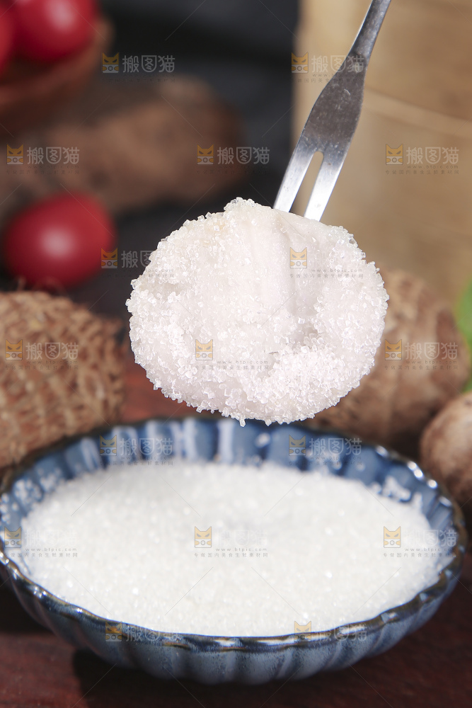 深底上的新鲜小芋头