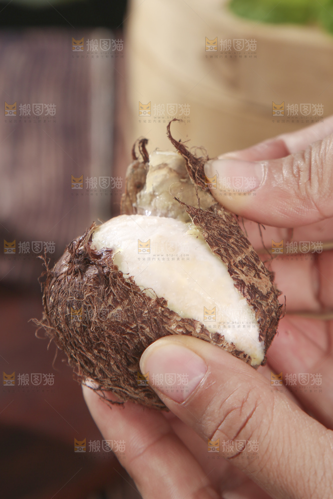 深底上的新鲜小芋头
