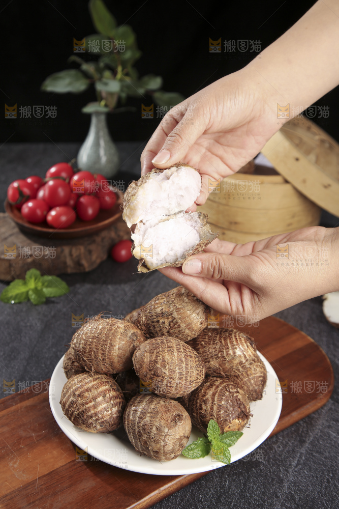 深底上的新鲜小芋头