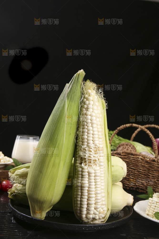 深底上的牛奶玉米