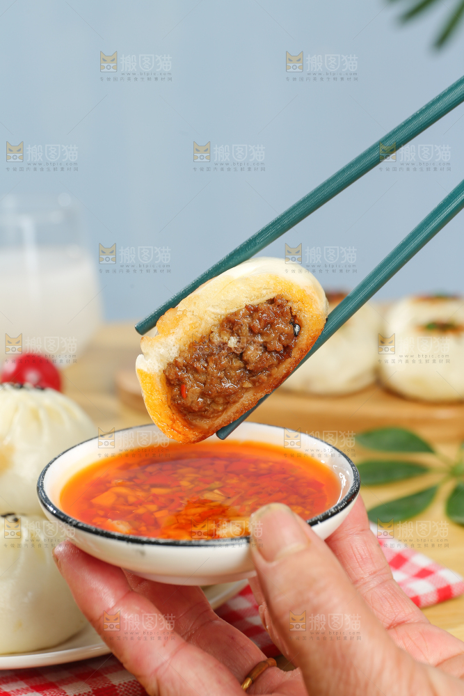 浅底上的牛肉包子