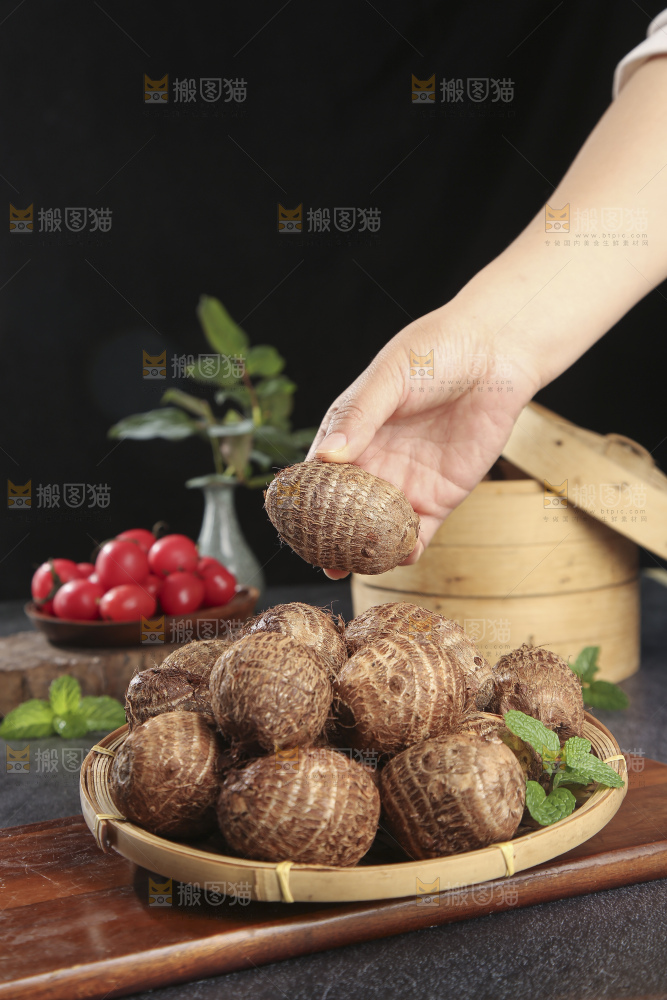 深底上的新鲜小芋头